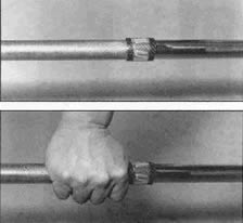 Два отрезка шланга, прикреплённые в нужных местах к грифу, позволяют Вам находить правильную позицию на грифе каждой рукой без необходимости смотреть вниз.