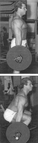 Трэп-тяга со значительным сгибанием коленей для переноса нагрузки на ноги.