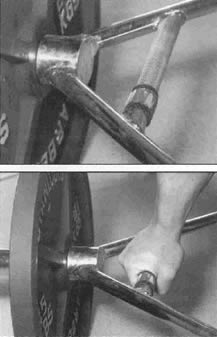 Отрезок огородного шланга нужного размера, приклеенный к ручкам трэп-грифа в соответствующем месте, позволяет Вам браться за ручки строго по центру без необходимости смотреть вниз.