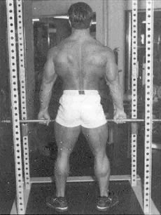 Исходная позиция для становой тяги с верхнего положения.