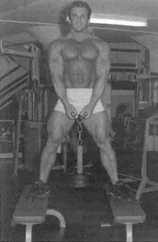 Верхнее положение в модицифированном варианте становой тяги с широкой постановкой ног (straddle lift).