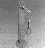 Штырь для блинов и несколько соединённых между собой карабинов.