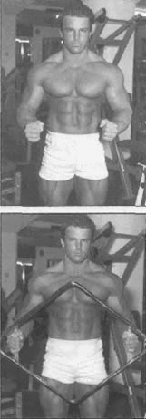 Параллельный хват средней ширины без грифа (вверху) и более широкий параллельный хват с трэп-грифом (внизу).